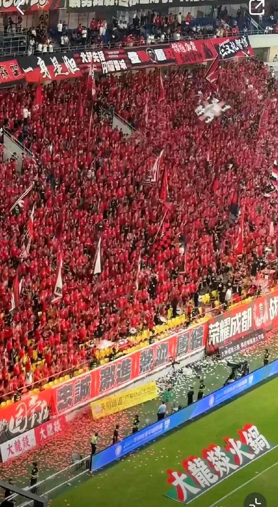 球队踢出精彩比赛，引发球迷狂热支持