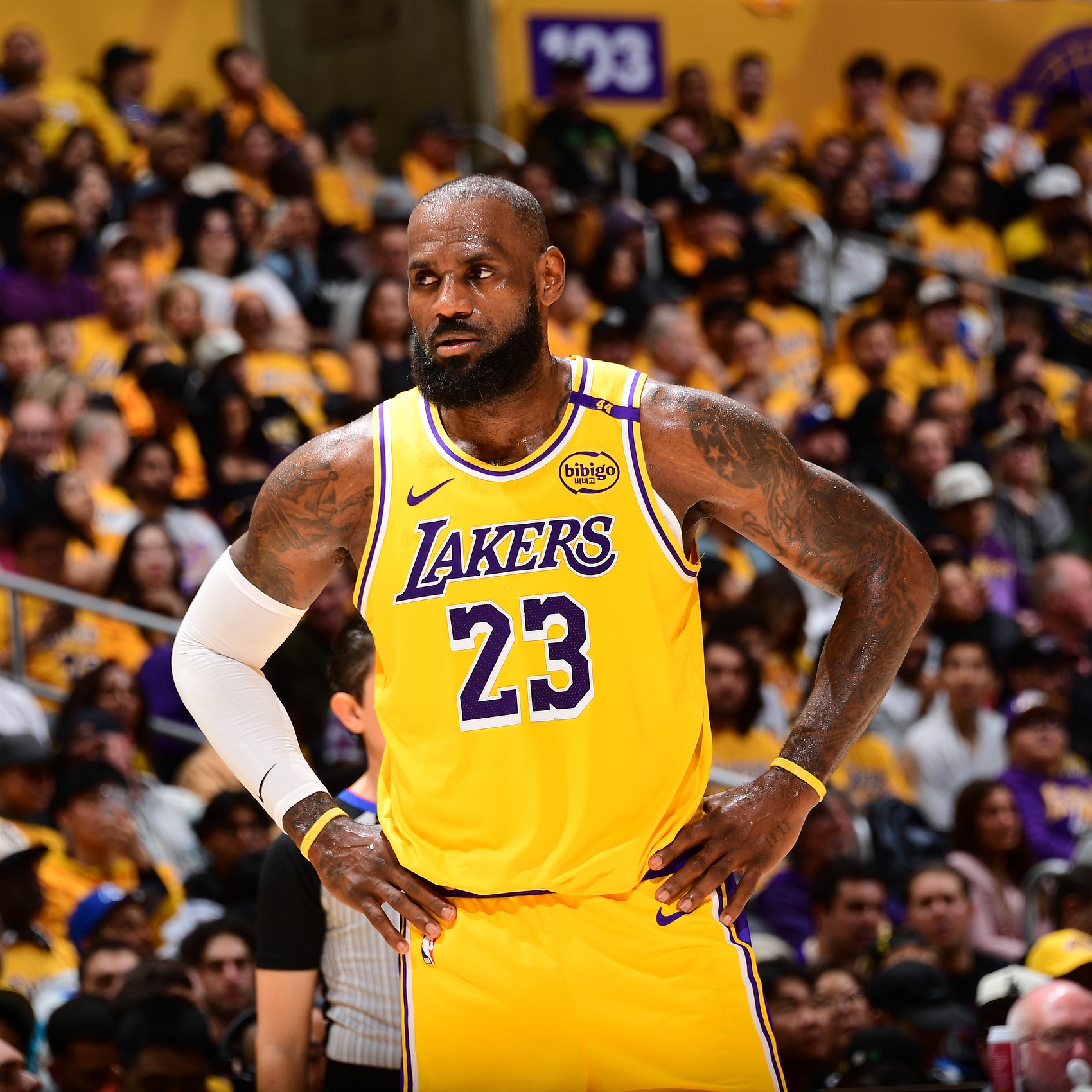 世俱杯改制-湖人客场击败火箭,詹姆斯砍下全队最高34分