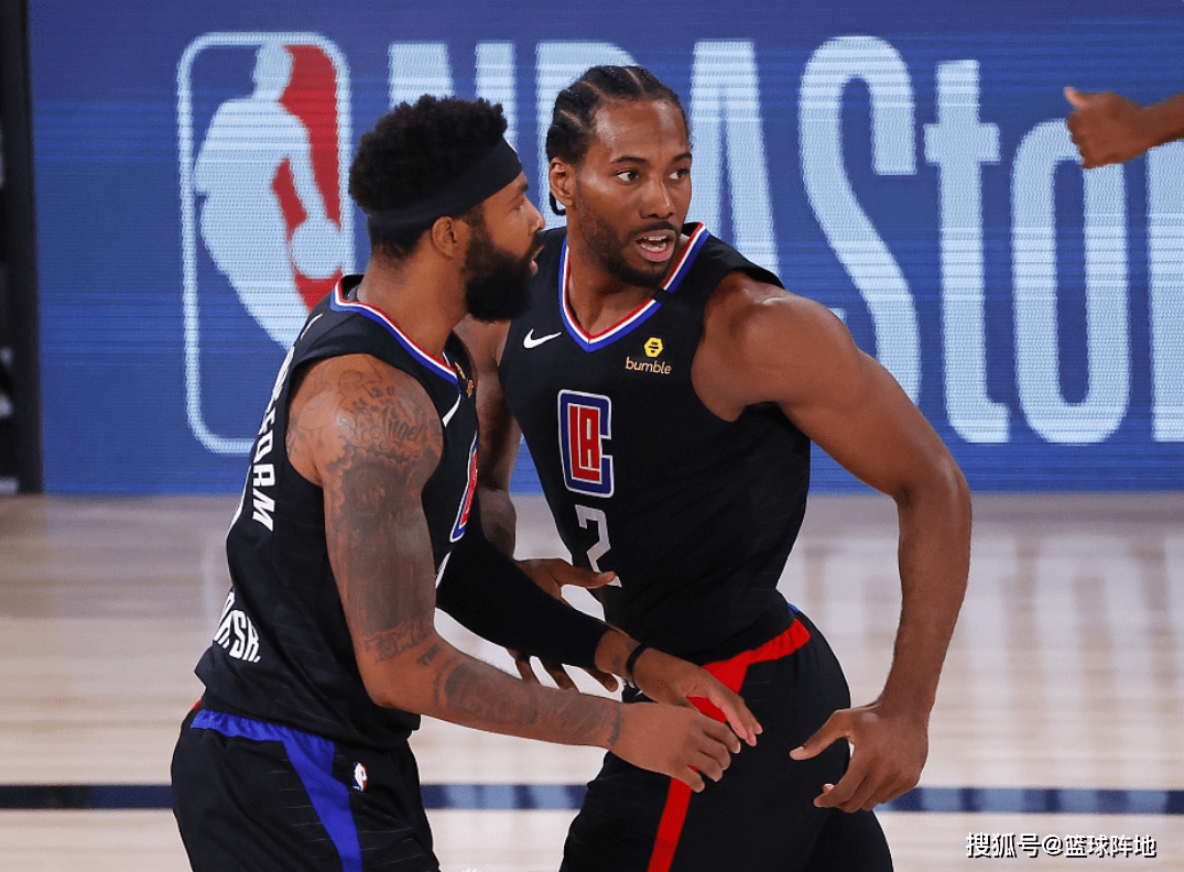 猛龙快船同城交锋，双方球迷现场激烈对抗