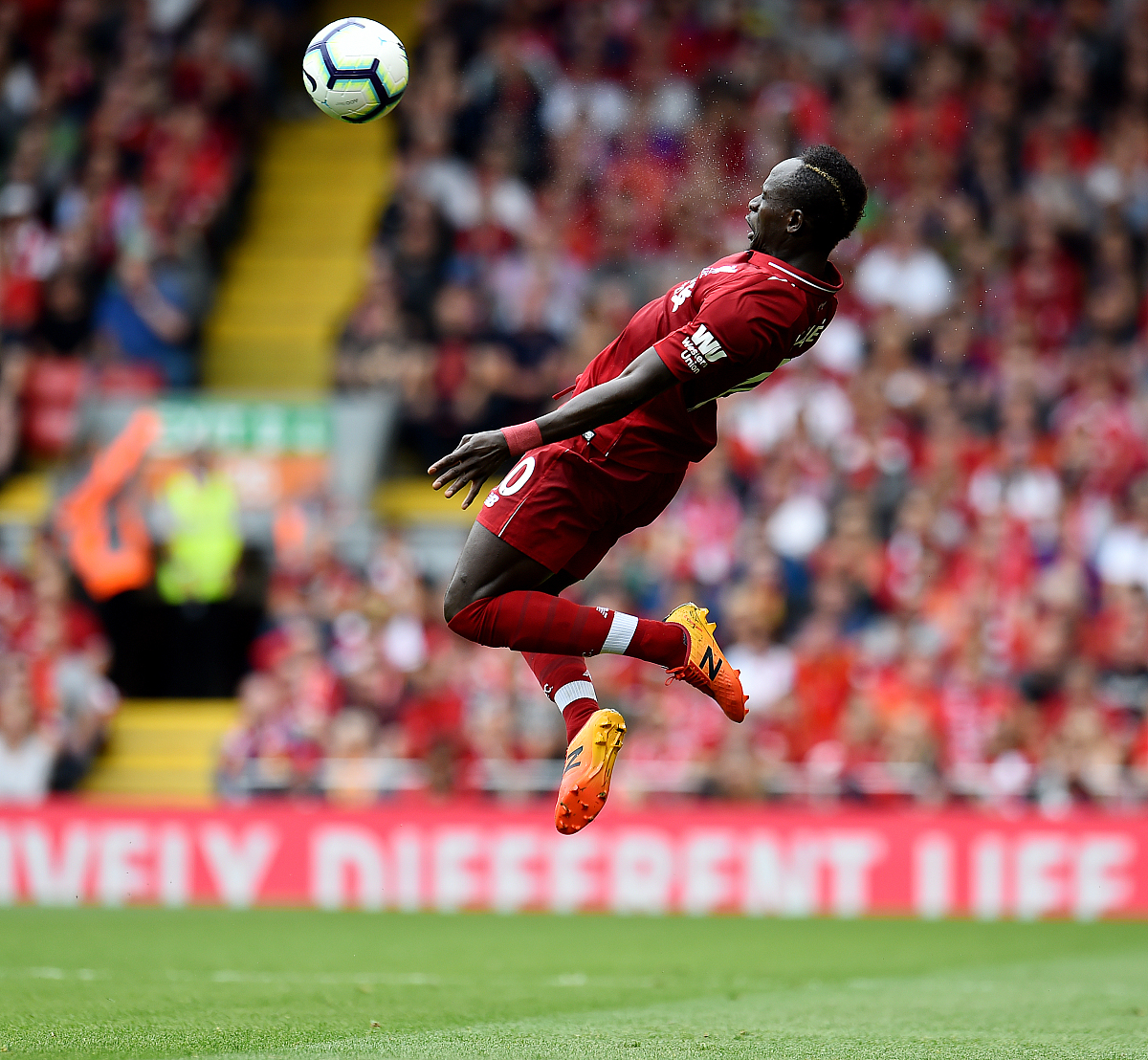 世俱杯-西汉姆联中场发挥耀眼，为球队贡献进球