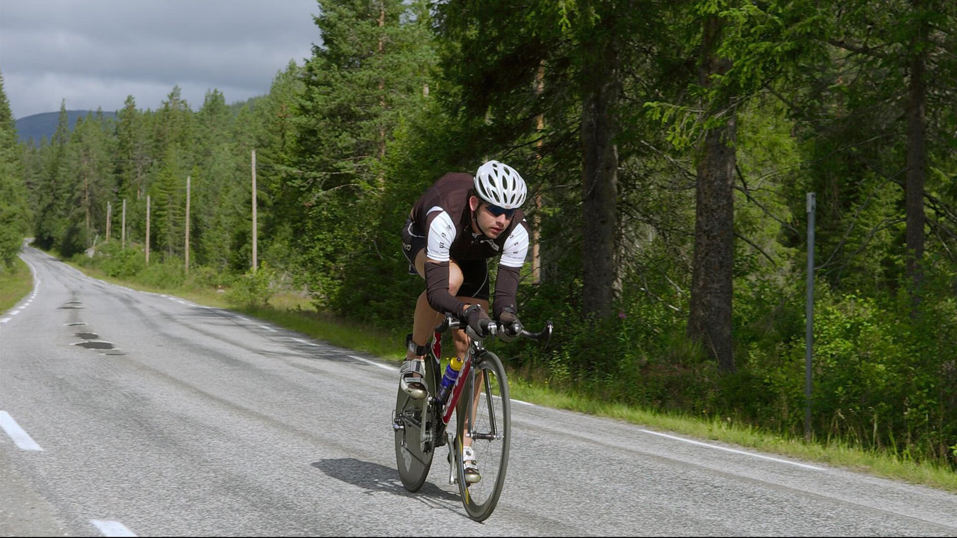 绿刃劈开银海，佩雷兹独擎战旗，阿斯顿马丁逆袭梅赛德斯铁幕